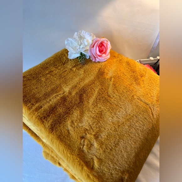 Anthropologie Sophie Faux Fur Throw Blanket - Picture 5 of 8